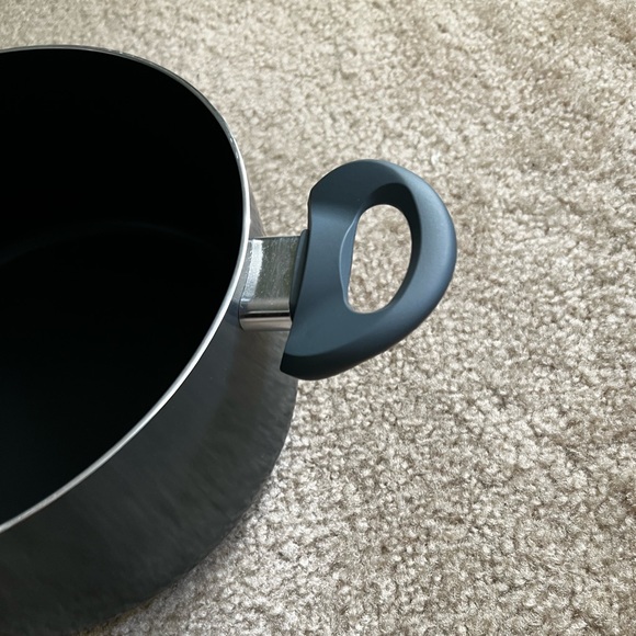 Basic Essentials | Non-Stick Aluminum | 5-qt. covered Dutch oven - Picture 5 of 5